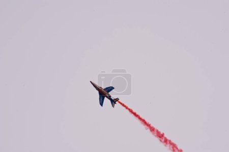 Foto de Patrouille de France o PAF es el equipo de demostración acrobática de precisión de la Fuerza Aérea Francesa. Jet en el espectáculo aéreo SIAD 2004 en Eslovaquia. - Imagen libre de derechos
