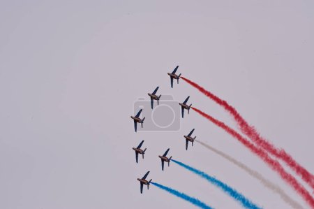 Foto de Patrouille de France o PAF es el equipo de demostración acrobática de precisión de la Fuerza Aérea Francesa. Formación de chorros en el espectáculo aéreo SIAD 2004 en Eslovaquia. - Imagen libre de derechos
