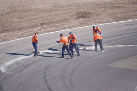 Foto de Funcionarios de carrera limpieza pista - Imagen libre de derechos