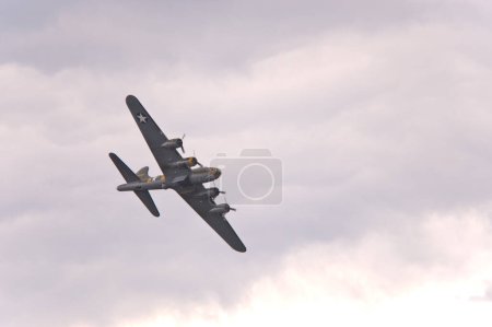 Téléchargez les photos : Boeing B17 Sally B dans le ciel - en image libre de droit