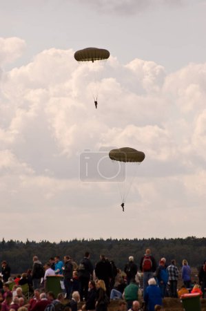 Foto de Paracaídas militares en el cielo - Imagen libre de derechos