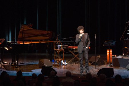 Téléchargez les photos : Photo du concert Gino Vannelli - en image libre de droit
