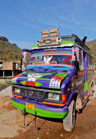 Téléchargez les photos : Autobus de tourisme coloré du nord de l'Inde - en image libre de droit