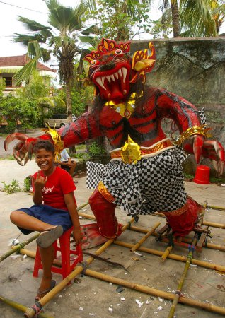 Foto de Niño con estatua de monstruo - Imagen libre de derechos