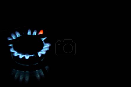 Téléchargez les photos : Flammes de gaz sur la cuisinière - en image libre de droit