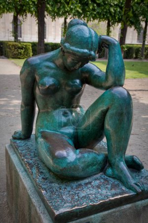 Téléchargez les photos : Sculpture féminine nue à Paris - en image libre de droit