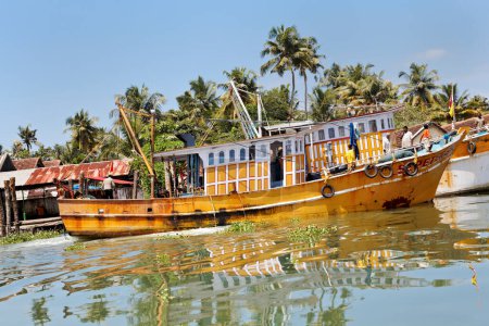 Foto de Subida cuesta arriba amarillo Kerala barco de pesca - Imagen libre de derechos