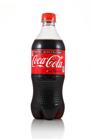 Foto de Coca Cola embotellada aislada sobre blanco - Imagen libre de derechos