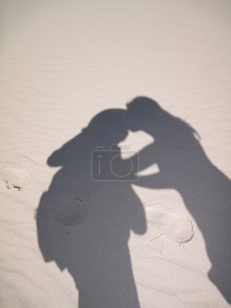 Téléchargez les photos : Shadow silhouette of young couple kissing - en image libre de droit