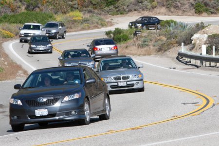 Téléchargez les photos : Cars moving on California Highway, USA - en image libre de droit