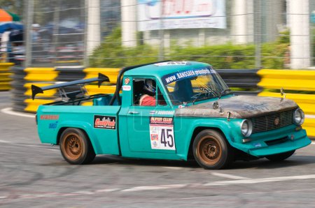 Téléchargez les photos : Course automobile lors du Bang Saen Speed Festival en Thaïlande le 5 février 2012. - en image libre de droit