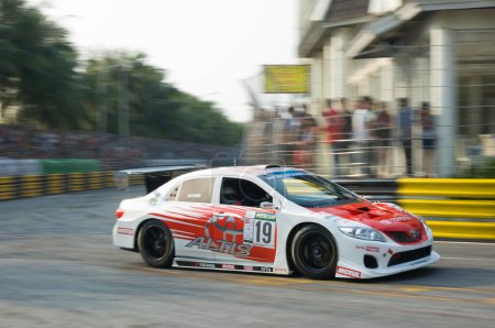 Téléchargez les photos : Course automobile lors du Bang Saen Speed Festival en Thaïlande le 5 février 2012. - en image libre de droit