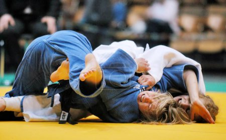 Téléchargez les photos : Judo girls en compétition - en image libre de droit