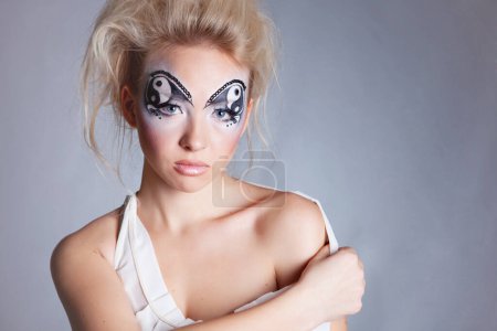 Téléchargez les photos : Femme avec maquillage créatif - en image libre de droit