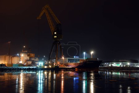 Téléchargez les photos : Port de Larvik la nuit - en image libre de droit