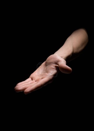Téléchargez les photos : Main humaine sur fond noir - en image libre de droit