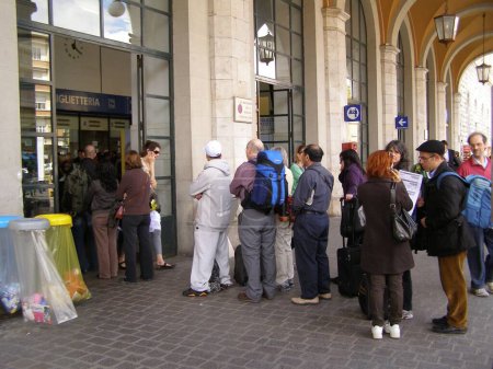 Téléchargez les photos : Personnes en file d'attente dans la rue de Pise, Italie - en image libre de droit