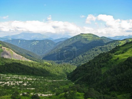 Foto de Plano escénico de hermosas montañas rocosas paisaje - Imagen libre de derechos