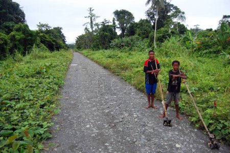 Téléchargez les photos : Deux garçons debout sur la route - en image libre de droit