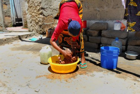 Téléchargez les photos : African mother washing her child - en image libre de droit