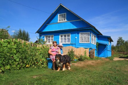 Foto de "dos mujeres con perro en el patio rural" - Imagen libre de derechos
