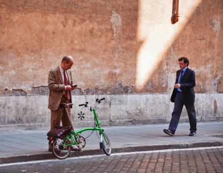 Téléchargez les photos : Des hommes d'affaires en mouvement dans la ville - en image libre de droit