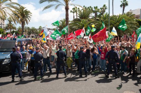 Téléchargez les photos : LAS PALMAS, SPAIN - MARCH 29: Unidentified workers protesting against new labor reforms and austerity cuts, during the Spanish general strike 29-M on March 29, 2012 in Las Palmas, Spain - en image libre de droit
