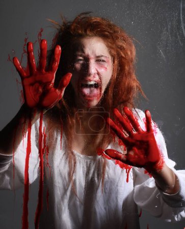 Foto de Imagen temática del horror con la mujer cargada sangrando - Imagen libre de derechos