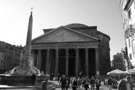 Téléchargez les photos : Panthéon à Rome, italie avec les touristes, photo noir et blanc - en image libre de droit