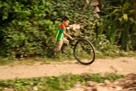 Téléchargez les photos : Petit garçon avec pneu au Nicaragua - en image libre de droit