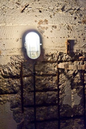 Téléchargez les photos : Lampe sur vieux mur à Bunker - en image libre de droit