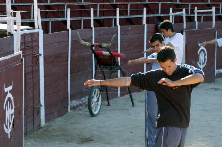 Téléchargez les photos : Matadors hispaniques dansant sur arène sablonneuse - en image libre de droit