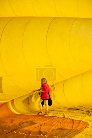 Téléchargez les photos : Jeune femme à l'intérieur montgolfière - en image libre de droit