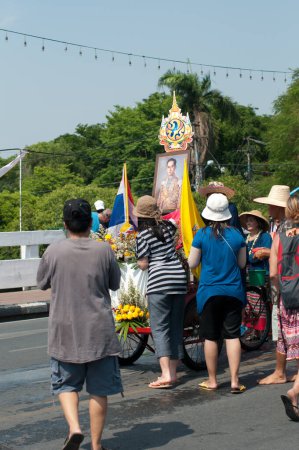 Téléchargez les photos : CHIANG MAI, THAÏLANDE - 13 AVRIL 2012 : Des personnes non identifiées défilent au festival Songkran à Chiang Mai, Thaïlande - en image libre de droit