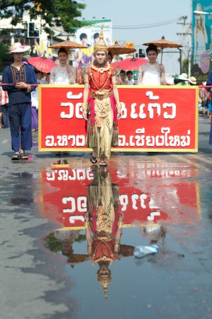 Téléchargez les photos : CHIANG MAI, THAÏLANDE - 13 AVRIL 2012 : Des personnes non identifiées défilent au festival Songkran à Chiang Mai, Thaïlande - en image libre de droit