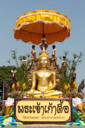 Téléchargez les photos : CHIANG MAI, THAÏLANDE - 13 AVRIL : défilé au Festival de Songkran le 13 avril 2012 à Chiang Mai, Thaïlande - en image libre de droit