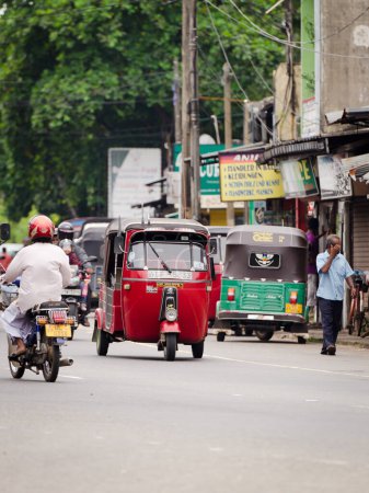 Téléchargez les photos : Populaire asiatique transport tuk-tuk - en image libre de droit