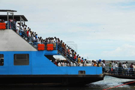 Foto de Dar es Salaam, Tanzania en febrero 25.2010: pasajeros en el ferry que sale de la capital Dar Es Salaam a Bagamoyo. - Imagen libre de derechos