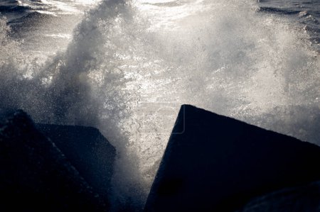 Téléchargez les photos : Onde de marée avec deux blocs de béton - en image libre de droit