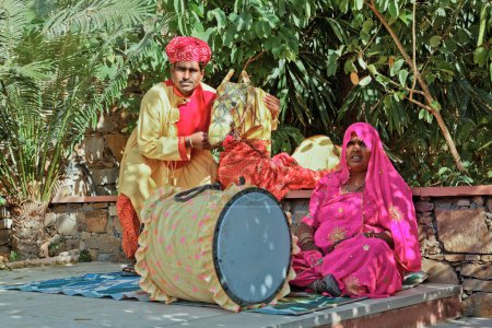 Téléchargez les photos : Couple coloré marionnettiste itinérant musiciens - en image libre de droit