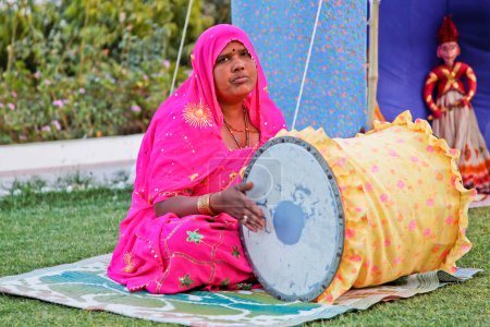 Téléchargez les photos : Chanteuse folklorique indienne jouant sur tambour - en image libre de droit