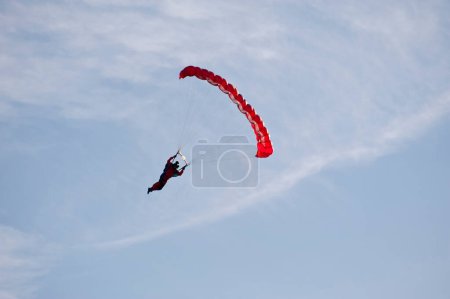 Foto de Parapente en vuelo en un día soleado - Imagen libre de derechos