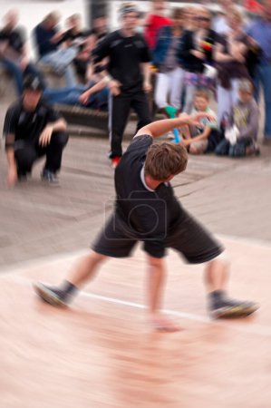 Foto de Breakdancer actuando en el suelo. Concepto de cultura juvenil - Imagen libre de derechos