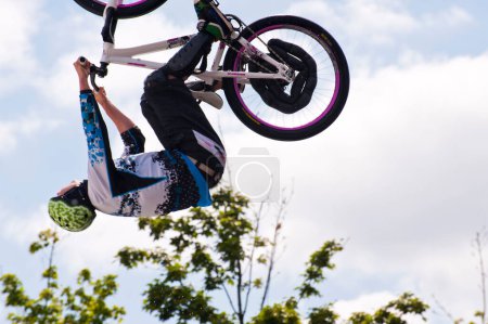 Foto de Bmx rider realizar un truco en una rampa - Imagen libre de derechos
