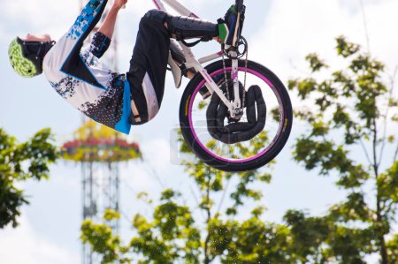 Téléchargez les photos : Cropped image of boy jumping on bicycle - en image libre de droit