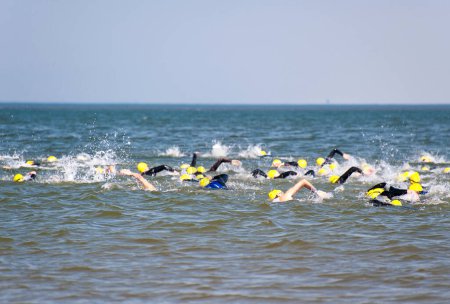 Téléchargez les photos : Compétition de triathlon en eau de mer - en image libre de droit