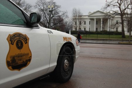 Foto de El coche de policía está estacionado cerca de la carretera en Washington DC, Washington DC - Imagen libre de derechos