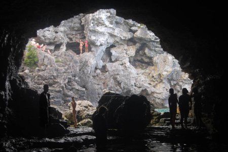Foto de Nadadores en la cueva de la Gruta - Imagen libre de derechos