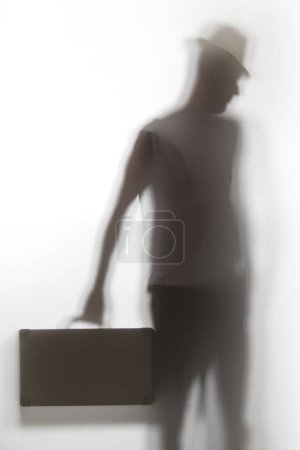 Téléchargez les photos : L'ombre d'un homme tenant une mallette - en image libre de droit