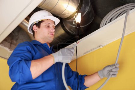 Téléchargez les photos : Électricien réparer le câblage de plafond - en image libre de droit